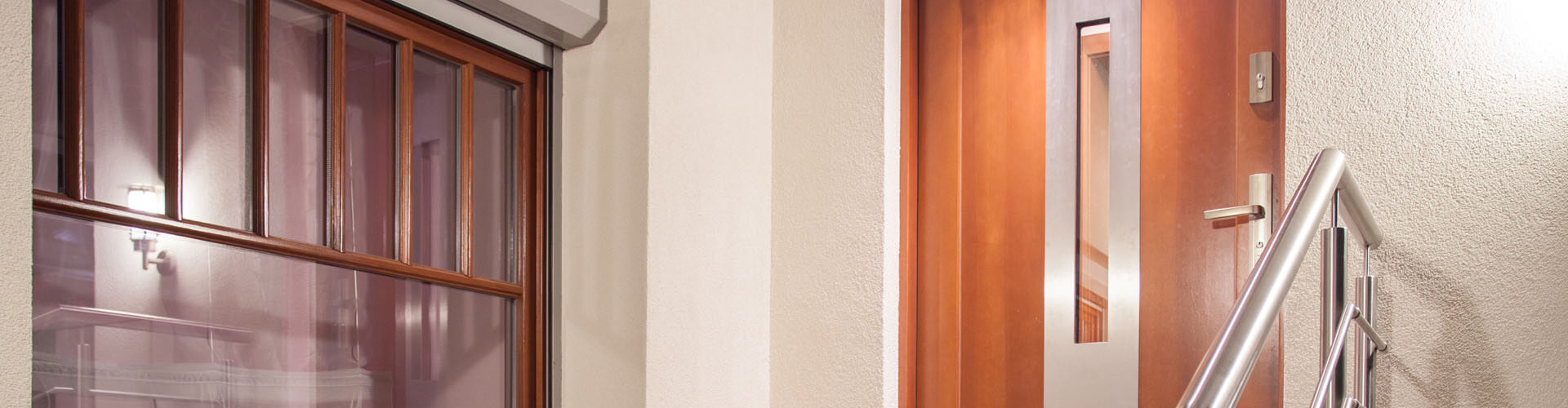 Porte en bois en haut d'un escalier métallique