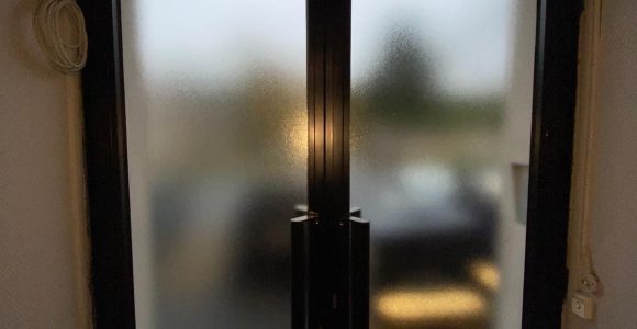 Porte avec verre occultant