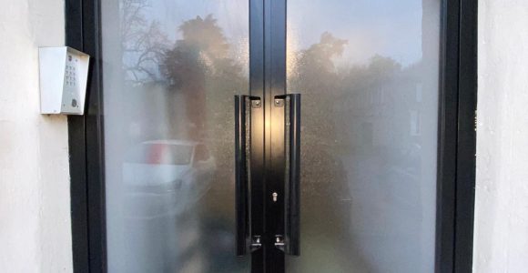 Portes noires avec fenêtres occultantes